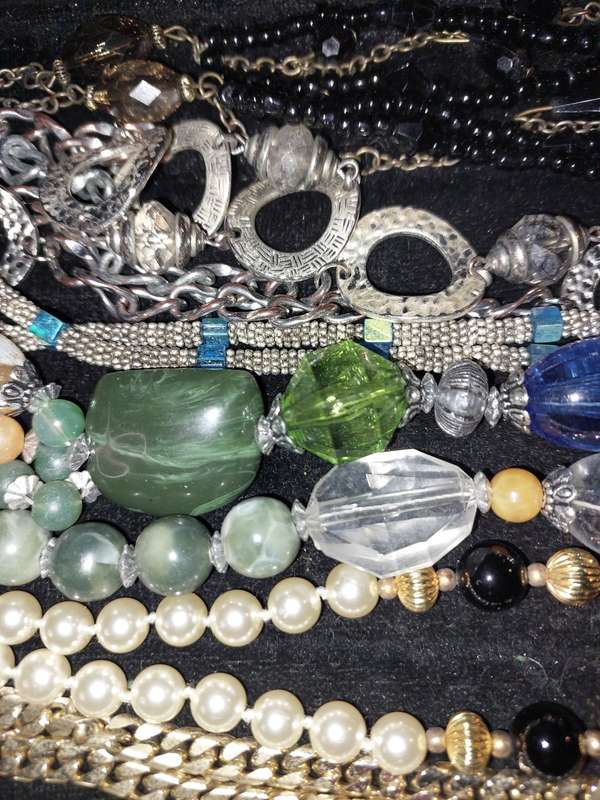 A VINTAGE JOBLOT COLLECTION COSTUME NECKLACES