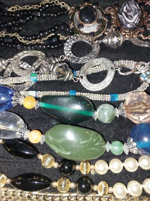 A VINTAGE JOBLOT COLLECTION COSTUME NECKLACES