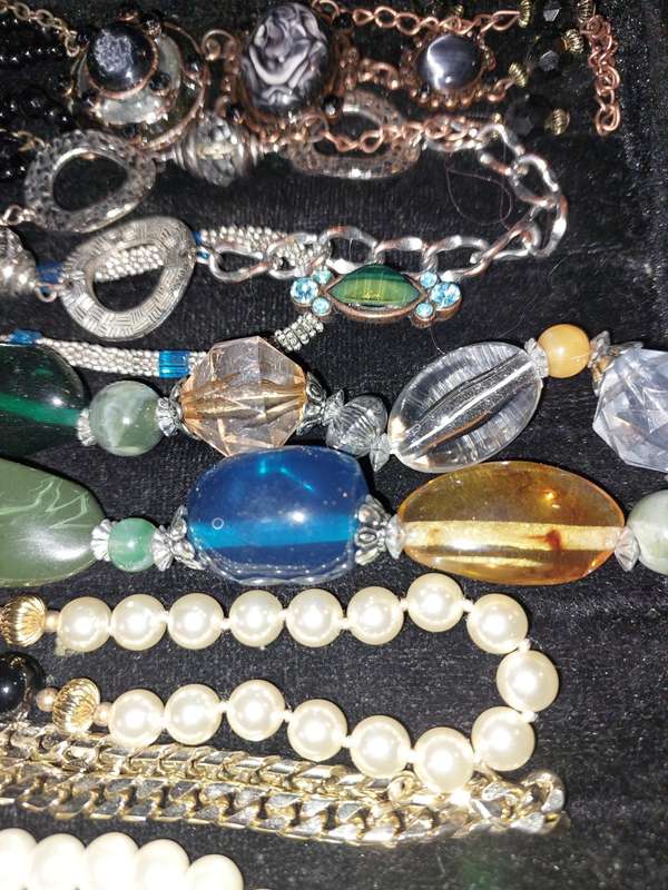 A VINTAGE JOBLOT COLLECTION COSTUME NECKLACES