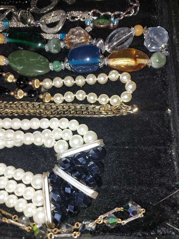 A VINTAGE JOBLOT COLLECTION COSTUME NECKLACES
