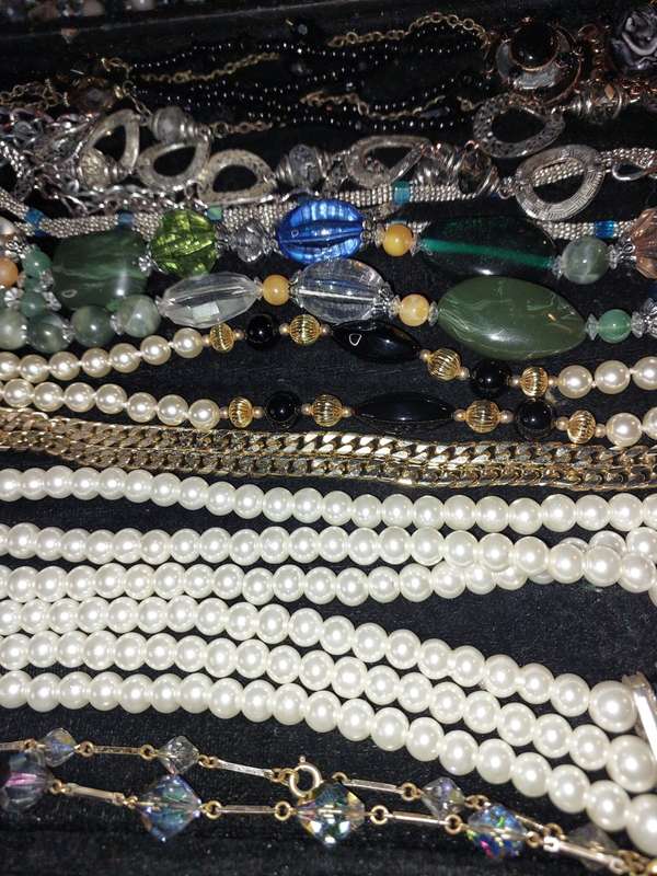 A VINTAGE JOBLOT COLLECTION COSTUME NECKLACES