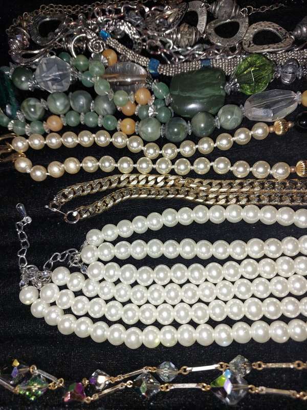 A VINTAGE JOBLOT COLLECTION COSTUME NECKLACES