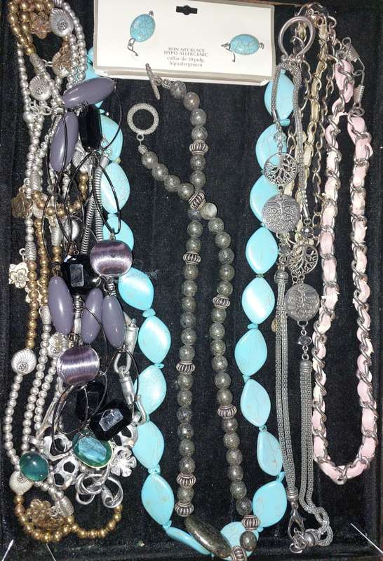 A VINTAGE JOBLOT COLLECTION COSTUME NECKLACES