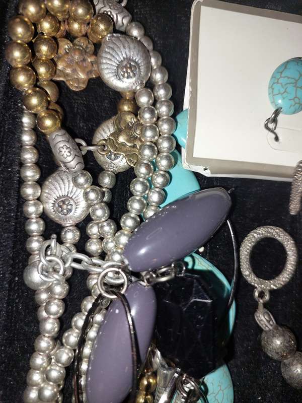 A VINTAGE JOBLOT COLLECTION COSTUME NECKLACES