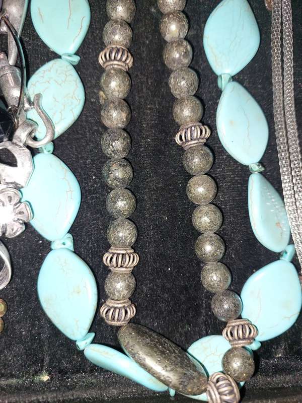 A VINTAGE JOBLOT COLLECTION COSTUME NECKLACES