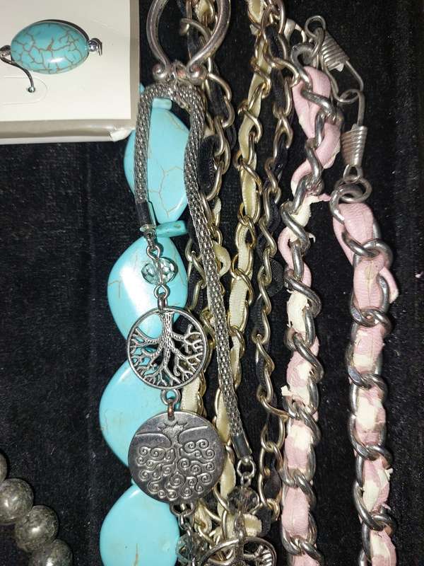 A VINTAGE JOBLOT COLLECTION COSTUME NECKLACES