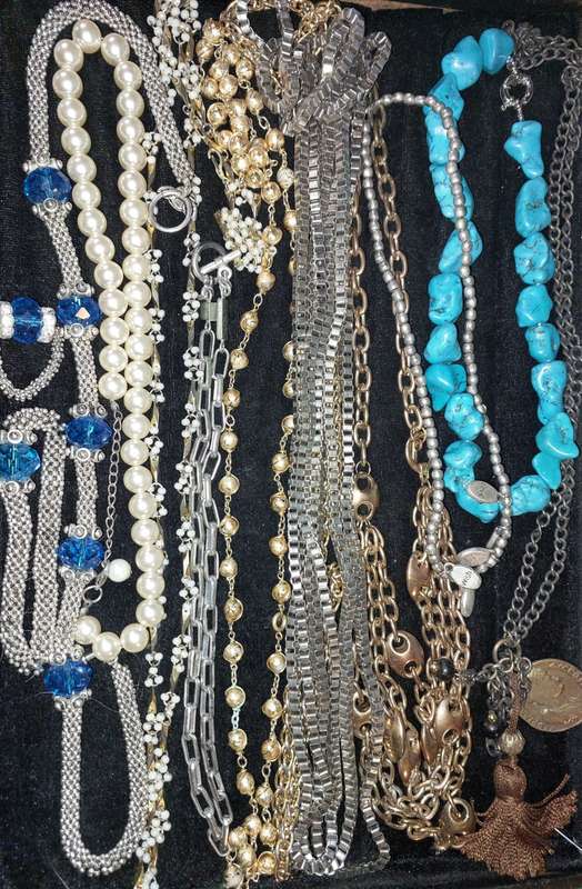 A VINTAGE JOBLOT COLLECTION COSTUME NECKLACES