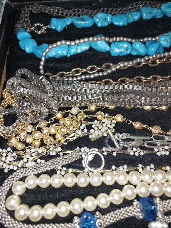 A VINTAGE JOBLOT COLLECTION COSTUME NECKLACES