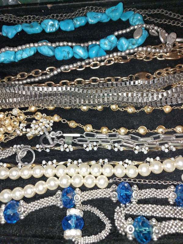 A VINTAGE JOBLOT COLLECTION COSTUME NECKLACES