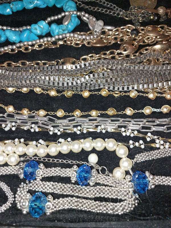 A VINTAGE JOBLOT COLLECTION COSTUME NECKLACES