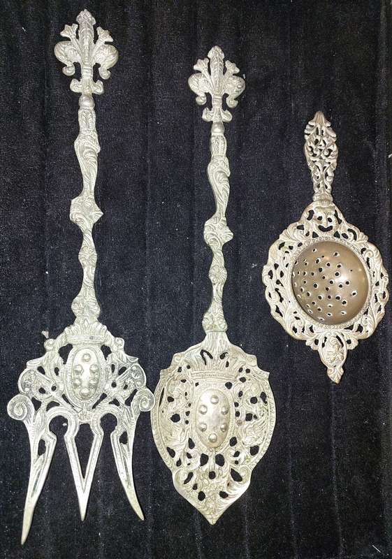 AN ITALIAN UGO BELLINI SALAD SERVING SET AND A TEA STRAINER