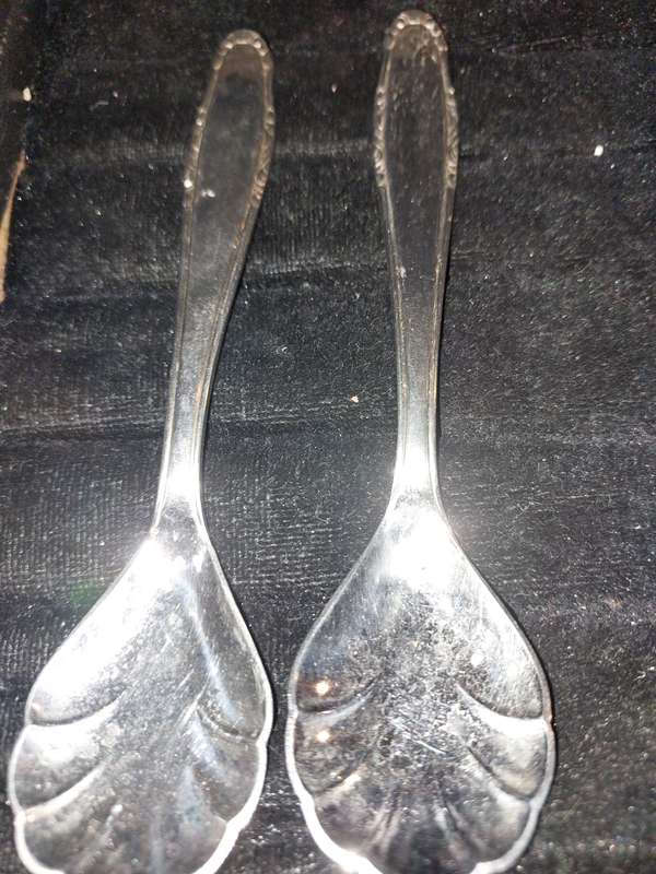 A VINTAGE COLLECTION OF QUALITY TEASPOONS