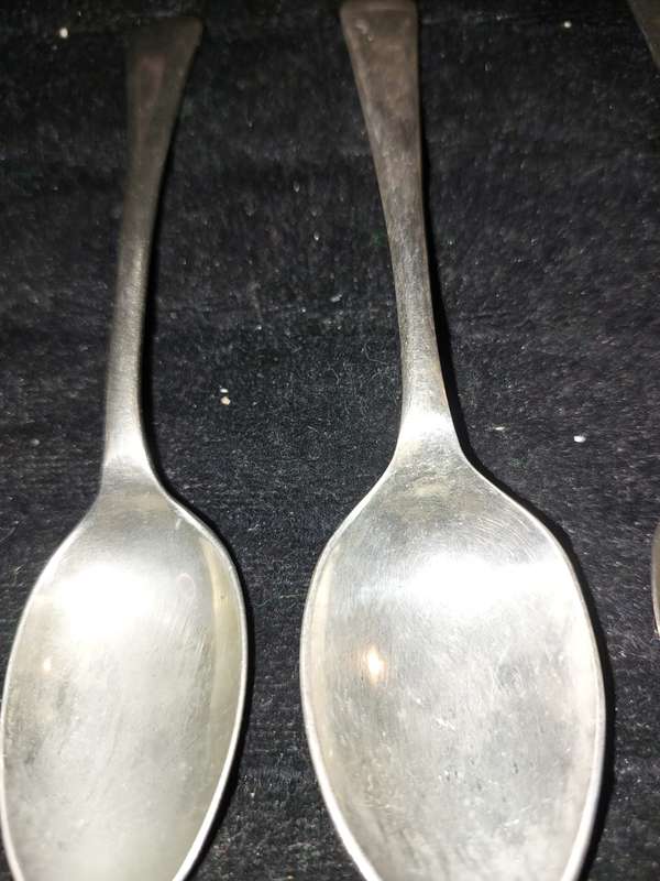A VINTAGE COLLECTION OF QUALITY TEASPOONS
