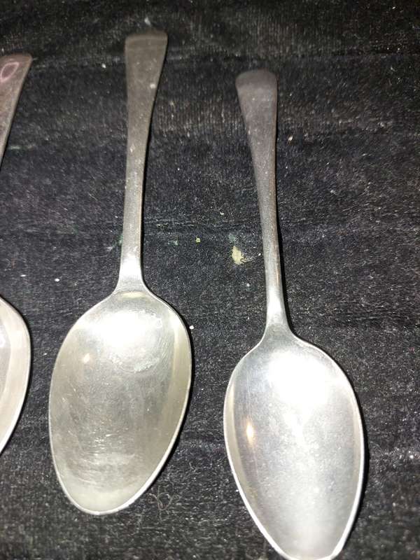 A VINTAGE COLLECTION OF QUALITY TEASPOONS