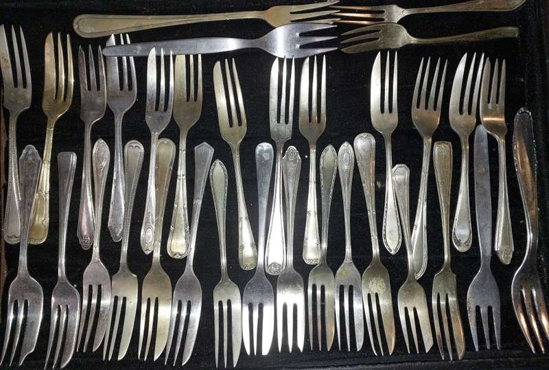 A BULK COLLECTION OF VINTAGE  DESERT FORKS