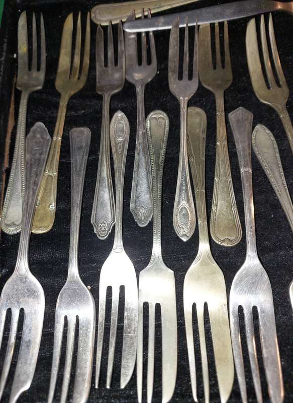 A BULK COLLECTION OF VINTAGE  DESERT FORKS