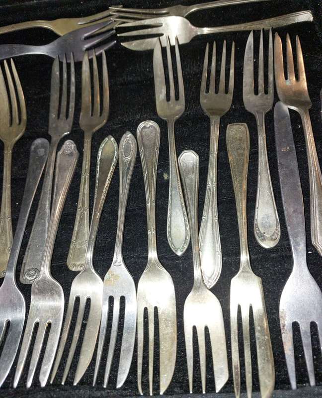 A BULK COLLECTION OF VINTAGE  DESERT FORKS