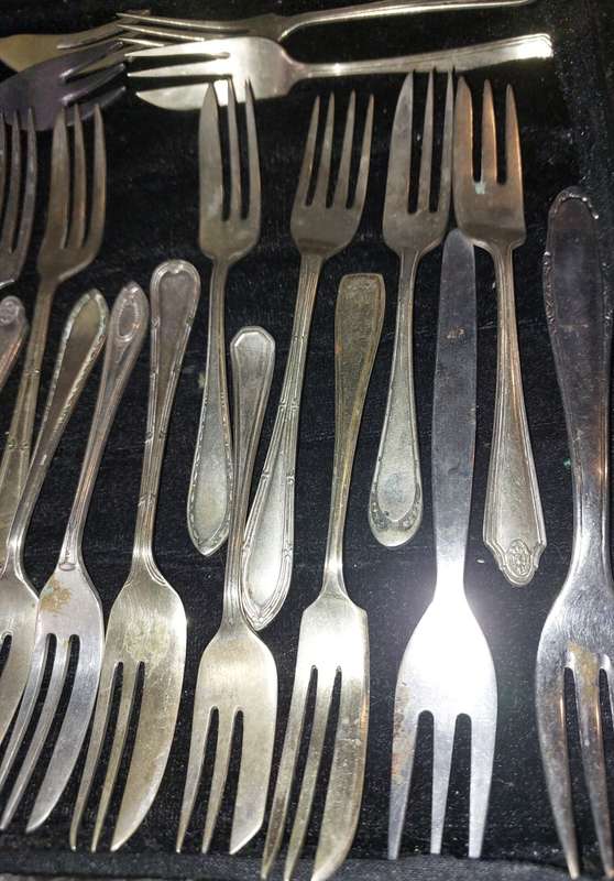 A BULK COLLECTION OF VINTAGE  DESERT FORKS