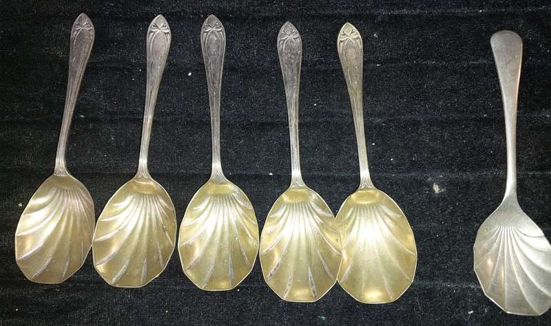 A VINTAGE SET TEASPOONS SOLD AS IS
