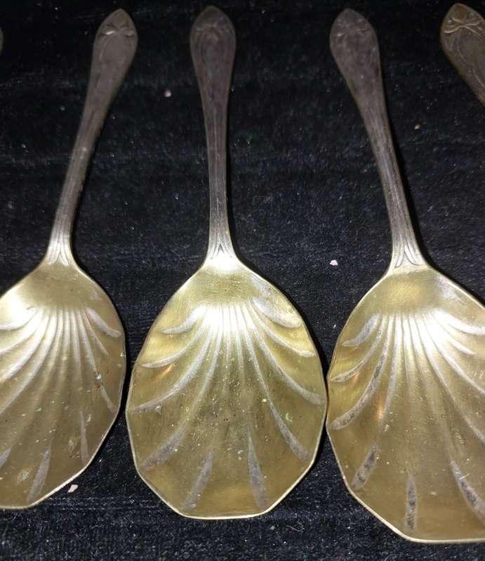A VINTAGE SET TEASPOONS SOLD AS IS