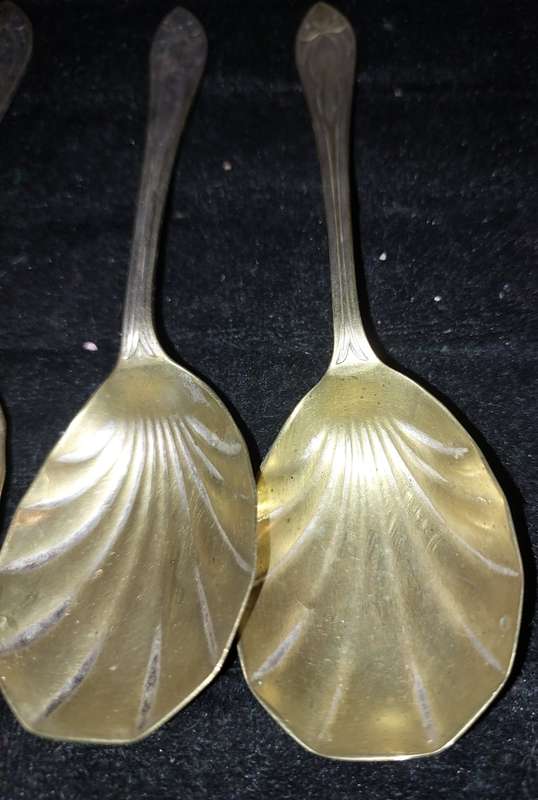 A VINTAGE SET TEASPOONS SOLD AS IS