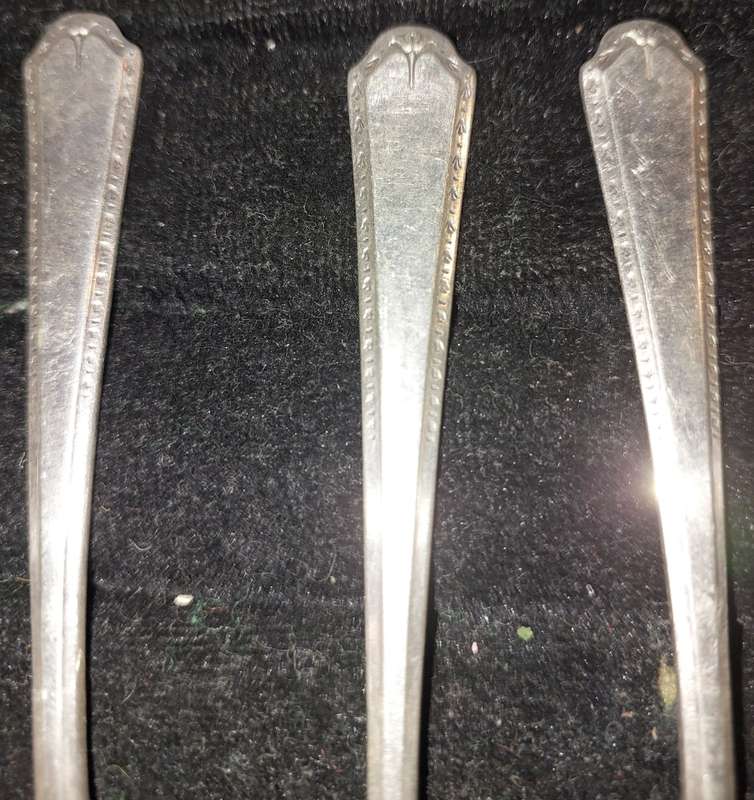 A VINTAGE SET OF 6 TUDOR PLATE COMMUNITY MADE TEASPOONS