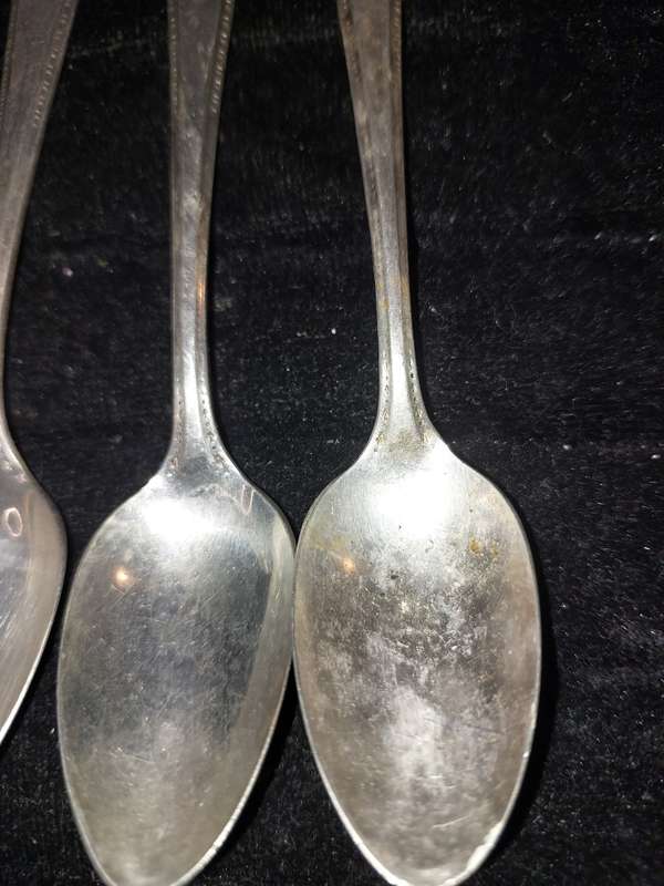 A VINTAGE SET OF 6 TUDOR PLATE COMMUNITY MADE TEASPOONS