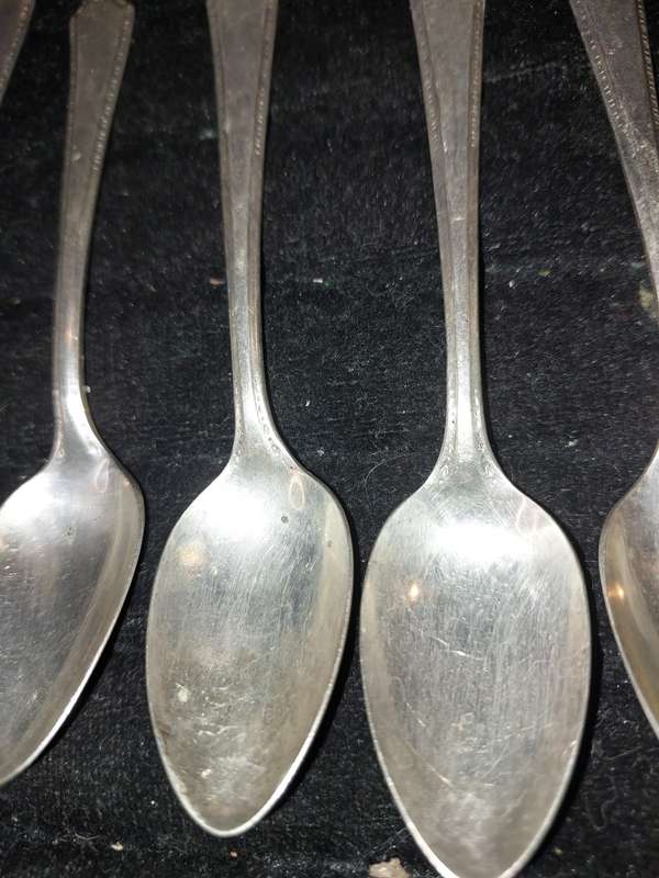 A VINTAGE SET OF 6 TUDOR PLATE COMMUNITY MADE TEASPOONS