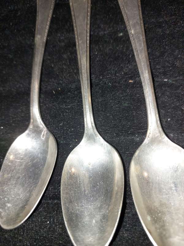 A VINTAGE SET OF 6 TUDOR PLATE COMMUNITY MADE TEASPOONS