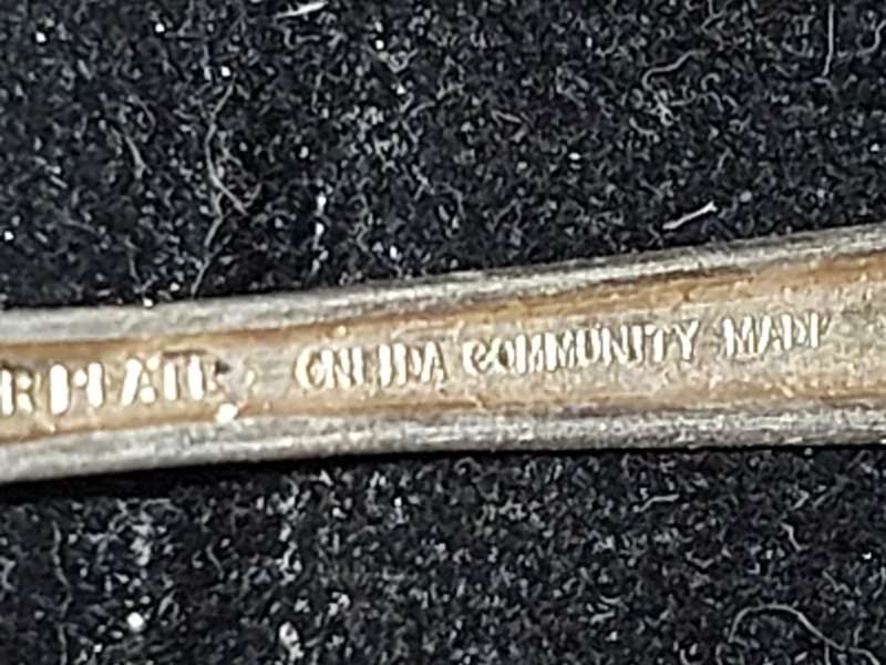 A VINTAGE SET OF 6 TUDOR PLATE COMMUNITY MADE TEASPOONS