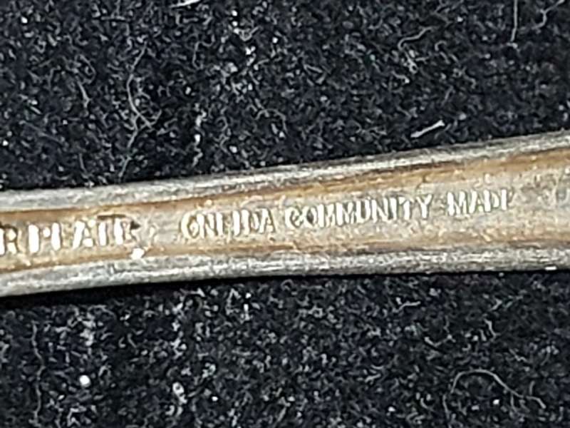 A VINTAGE SET OF 6 TUDOR PLATE COMMUNITY MADE TEASPOONS