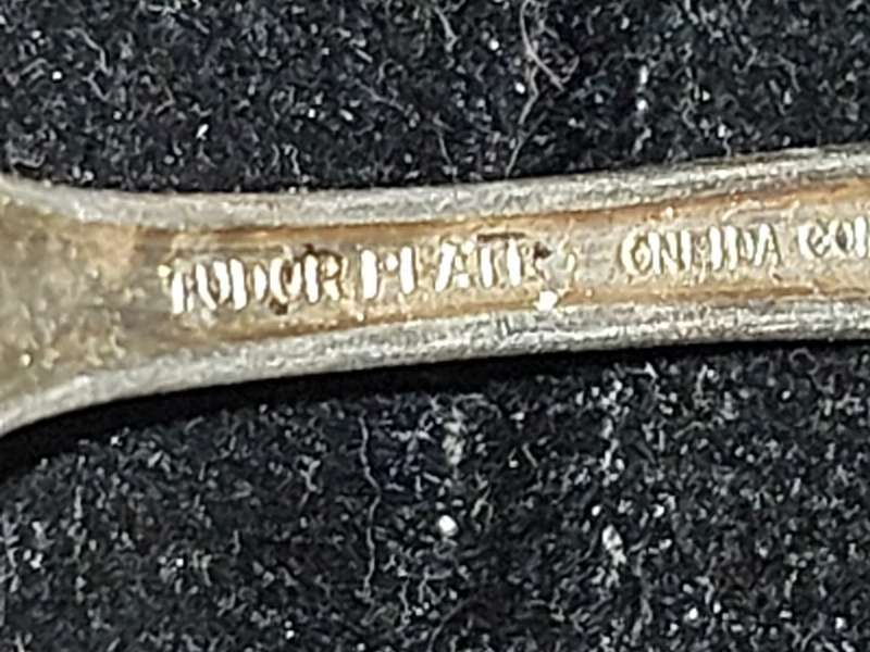 A VINTAGE SET OF 6 TUDOR PLATE COMMUNITY MADE TEASPOONS