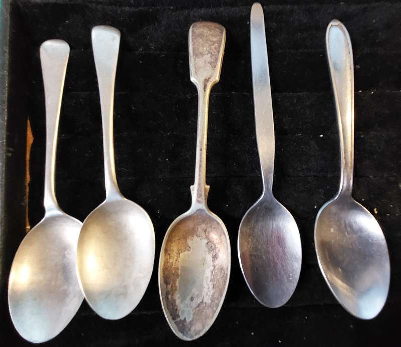 A MIXED VINTAGE COLLECTION OF EPNS TEASPOONS