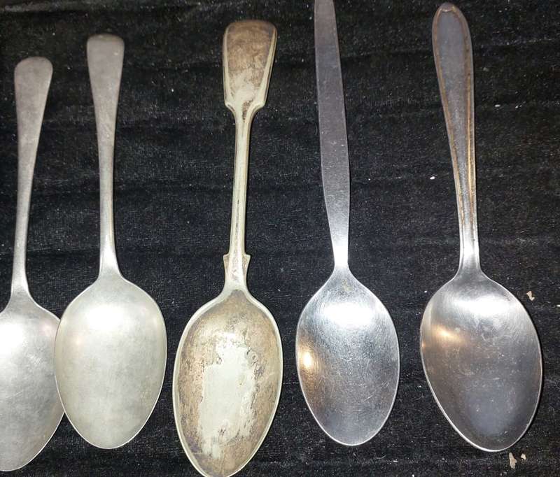 A MIXED VINTAGE COLLECTION OF EPNS TEASPOONS