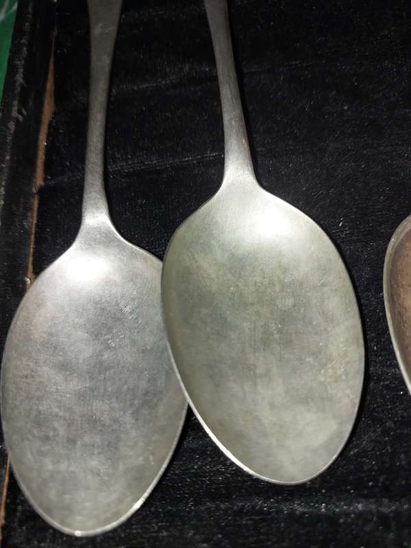 A MIXED VINTAGE COLLECTION OF EPNS TEASPOONS