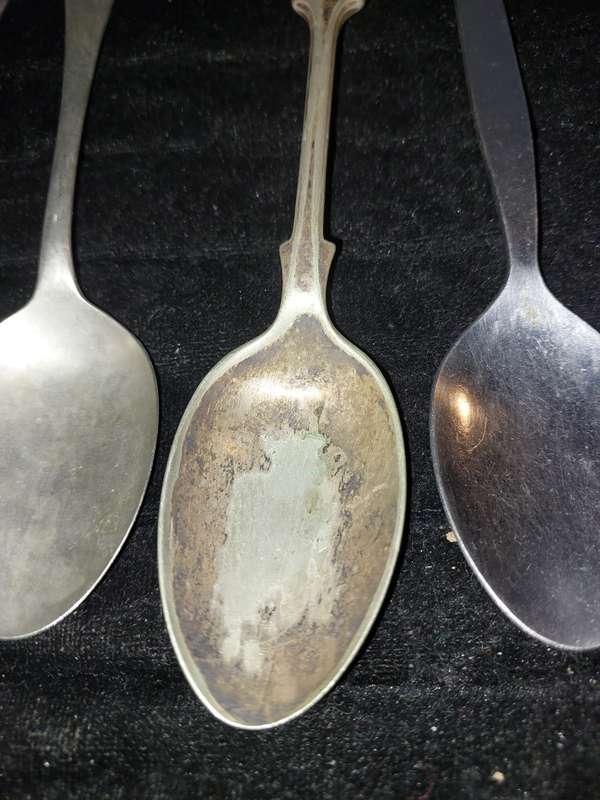 A MIXED VINTAGE COLLECTION OF EPNS TEASPOONS