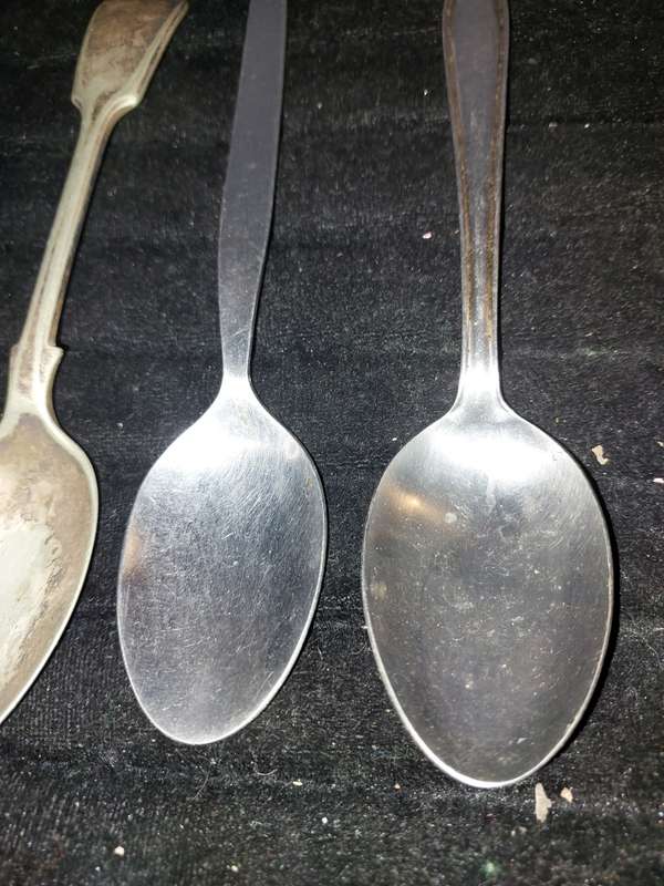 A MIXED VINTAGE COLLECTION OF EPNS TEASPOONS