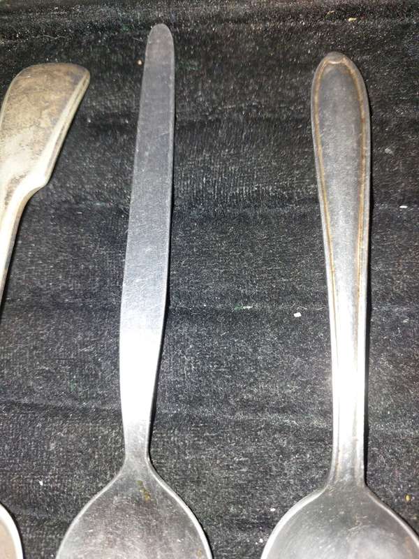 A MIXED VINTAGE COLLECTION OF EPNS TEASPOONS