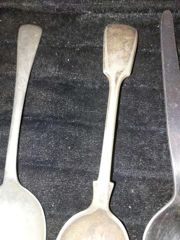 A MIXED VINTAGE COLLECTION OF EPNS TEASPOONS