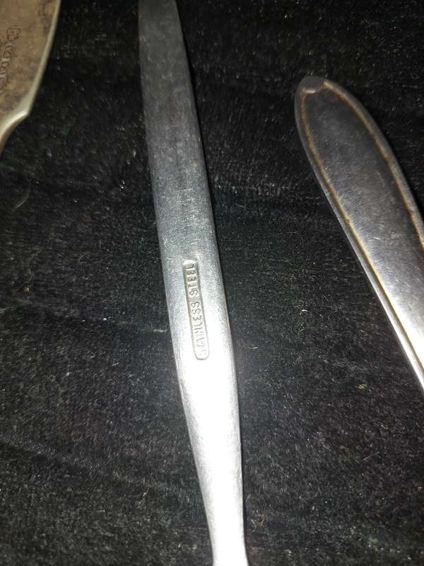 A MIXED VINTAGE COLLECTION OF EPNS TEASPOONS