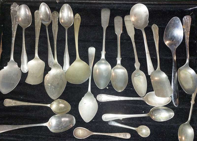 A BULK COLLECTION OF VINTAGE TEASPOONS AND SPOONS