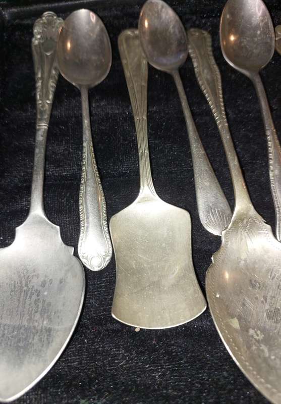 A BULK COLLECTION OF VINTAGE TEASPOONS AND SPOONS