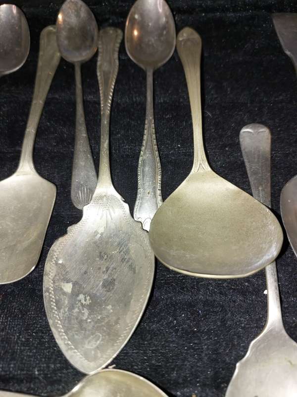 A BULK COLLECTION OF VINTAGE TEASPOONS AND SPOONS