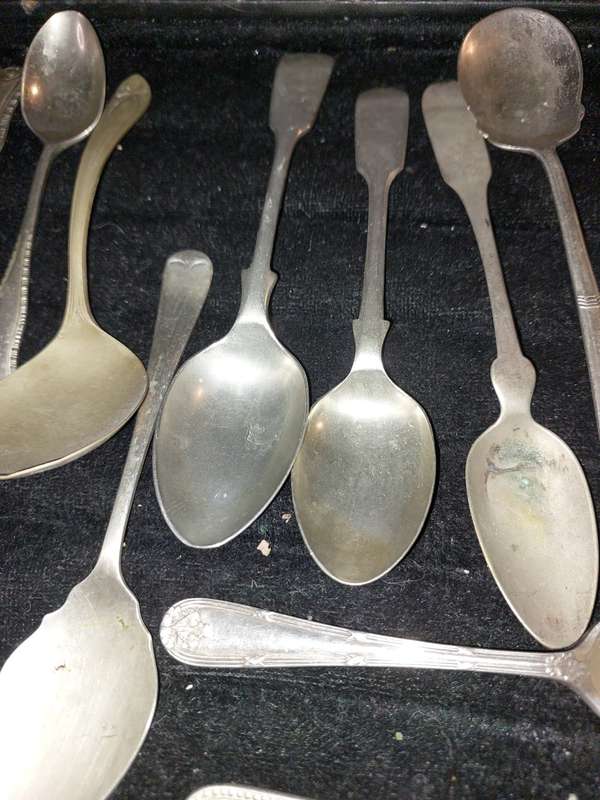 A BULK COLLECTION OF VINTAGE TEASPOONS AND SPOONS