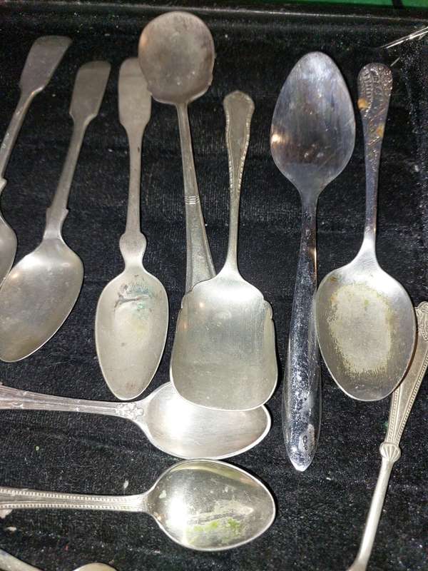 A BULK COLLECTION OF VINTAGE TEASPOONS AND SPOONS