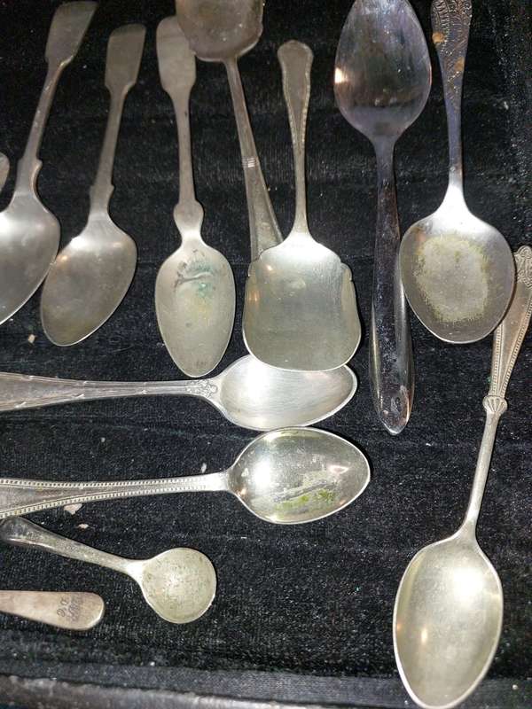 A BULK COLLECTION OF VINTAGE TEASPOONS AND SPOONS