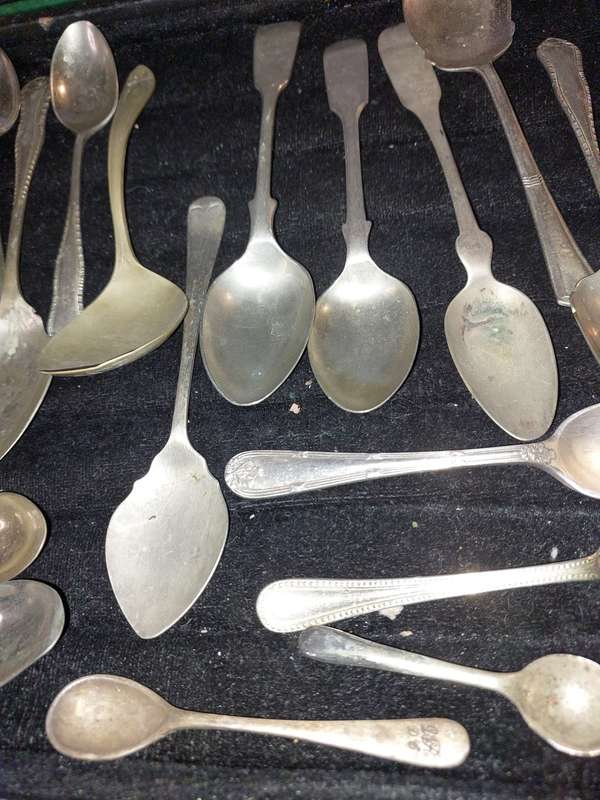 A BULK COLLECTION OF VINTAGE TEASPOONS AND SPOONS