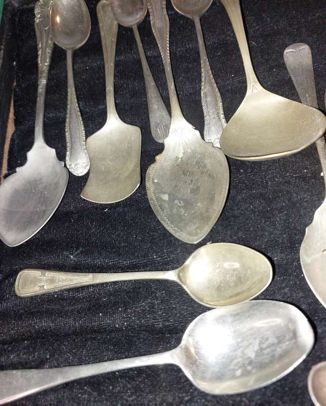 A BULK COLLECTION OF VINTAGE TEASPOONS AND SPOONS