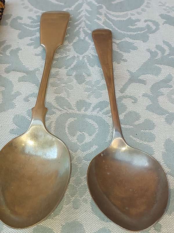 A MIXED JOBLOT CUTLERY SOLD AS IS