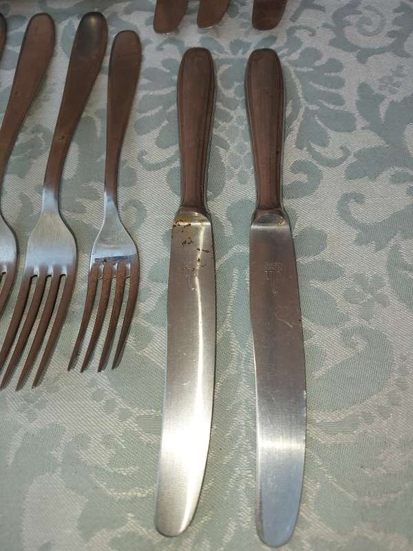 A COLLECTION JOB LOT OF 13-PIECE VINTAGE CUTLERY